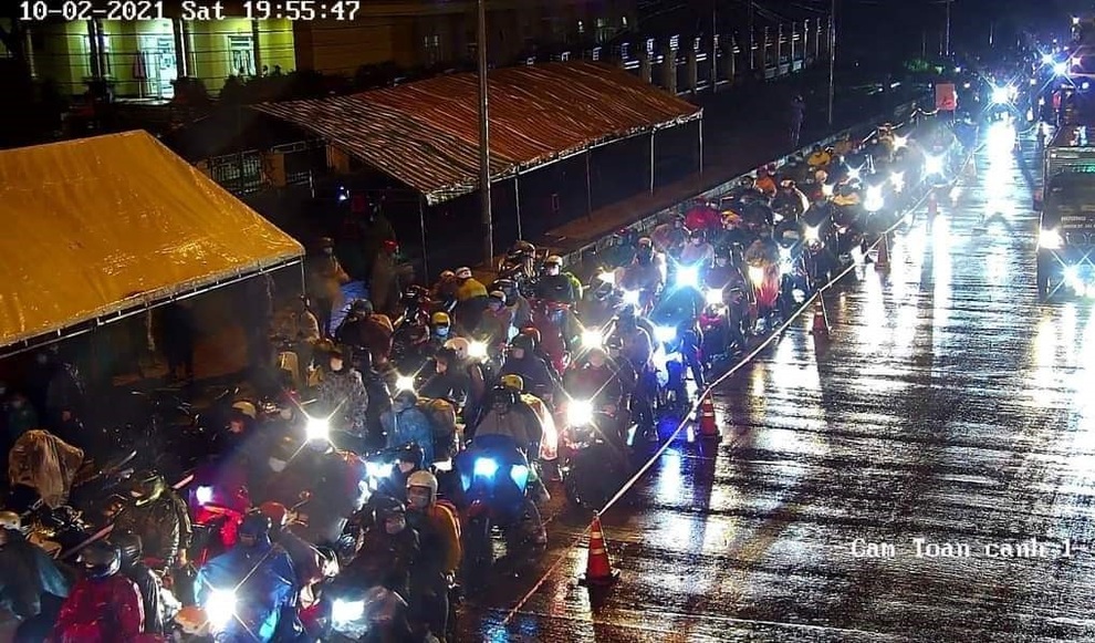 Trong đêm, gần 10.000 người từ phía Nam đổ về Tây Nguyên tránh dịch - 1 Trong đêm, gần 10.000 người từ phía Nam đổ về Tây Nguyên tránh dịch - 1
