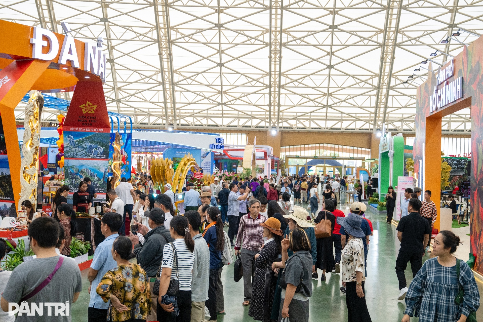 Warna-warna Barat Laut menonjol di ruang Pameran Musim Gugur - 16 Sắc màu Tây Bắc nổi bật giữa không gian Hội chợ Mùa Thu - 16
