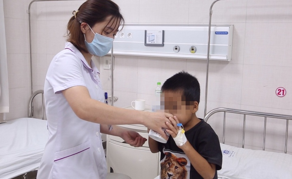 Bé trai 7 tuổi nguy kịch vì uống thuốc nam - 1 Bé trai 7 tuổi nguy kịch vì uống thuốc nam - 1