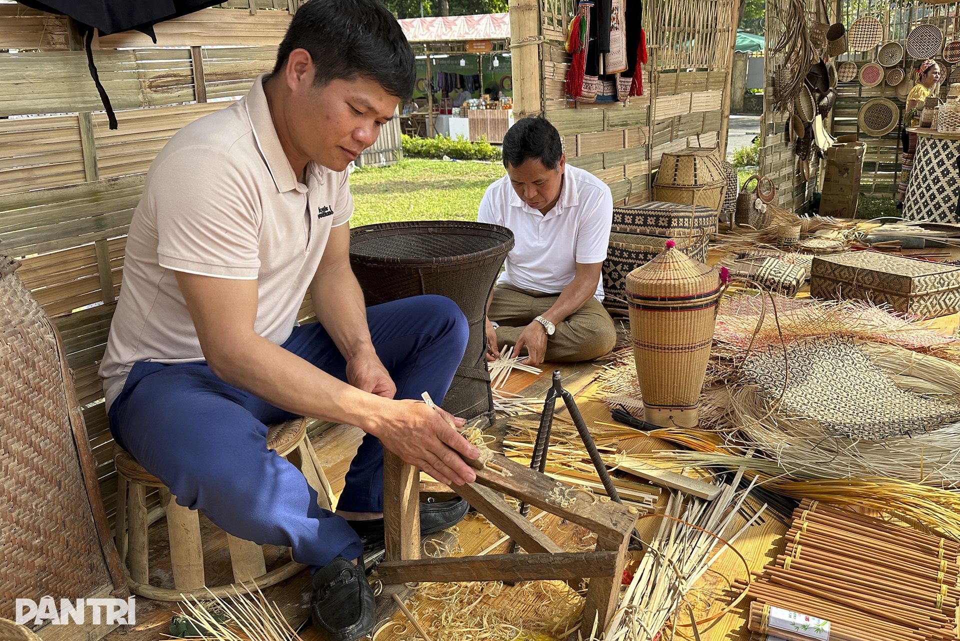 Các nữ nghệ nhân dân tộc thiểu số trổ tài se tơ, dệt vải giữa Thủ đô - 6 Các nữ nghệ nhân dân tộc thiểu số trổ tài se tơ, dệt vải giữa Thủ đô - 6