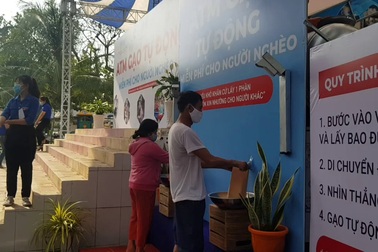 Mạnh thường quân tìm đến gạo gạo cho "ATM gạo" tại quận Thủ Đức