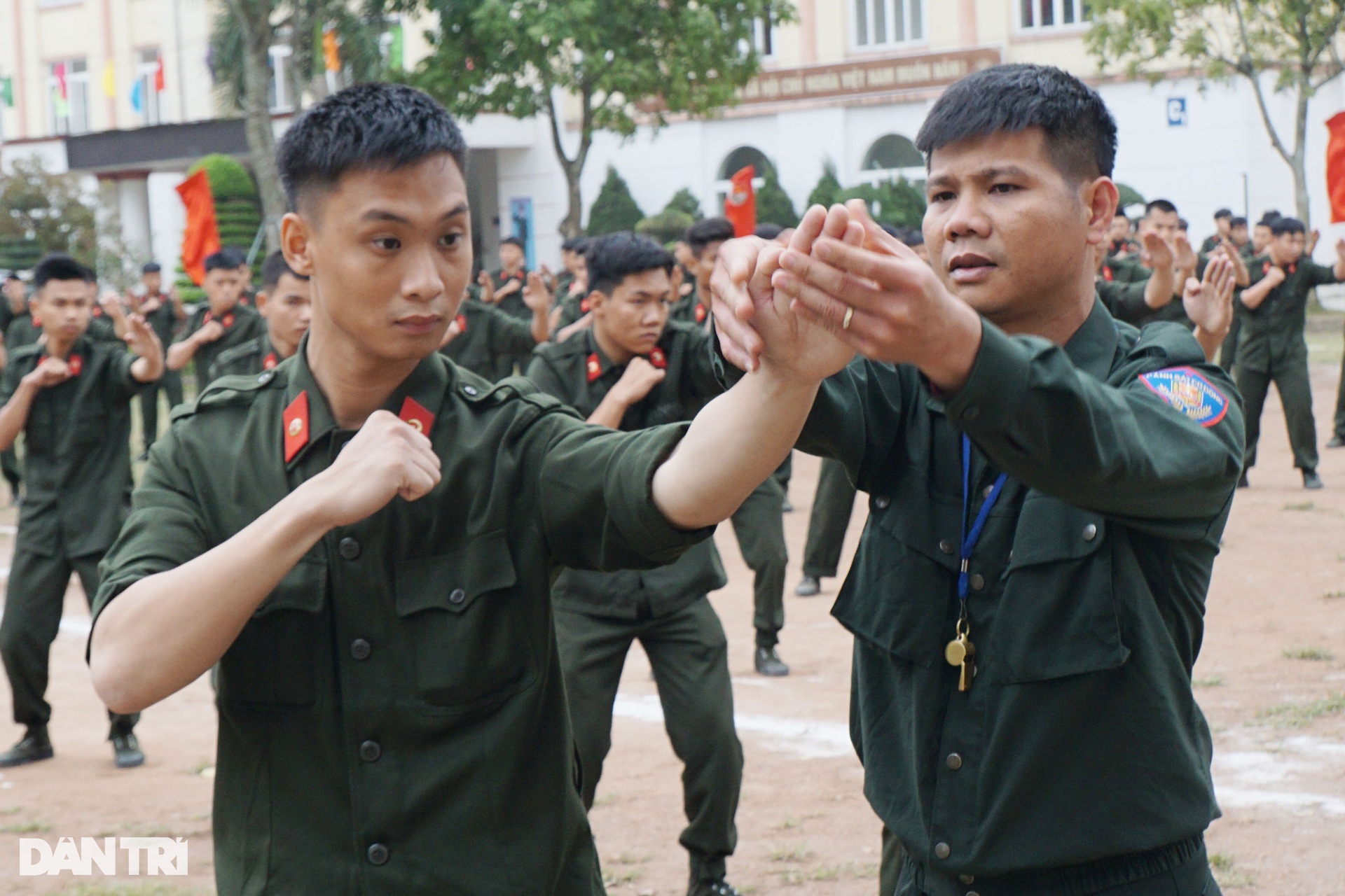 Xem các chiến sĩ Công an nghĩa vụ xắn quần tập điều lệnh - 5 Xem các chiến sĩ Công an nghĩa vụ xắn quần tập điều lệnh - 5