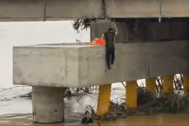 Nam thanh niên đu dây xuống dòng nước chảy xiết cứu người gặp nạn