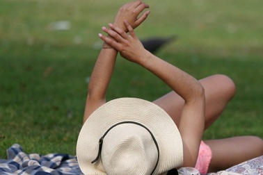 Pháp: Xôn xao chuyện công viên khỏa thân, cao tốc làm phố đi bộ