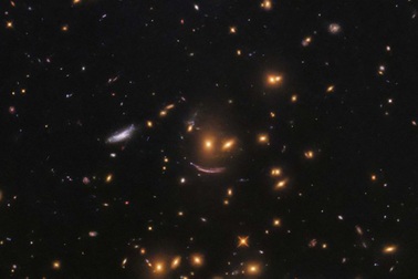 Kính viễn vọng Hubble phát hiện “bộ mặt cười ma quái” giữa vũ trụ