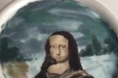 Thán phục với nghệ thuật vẽ tranh trên tách cà phê