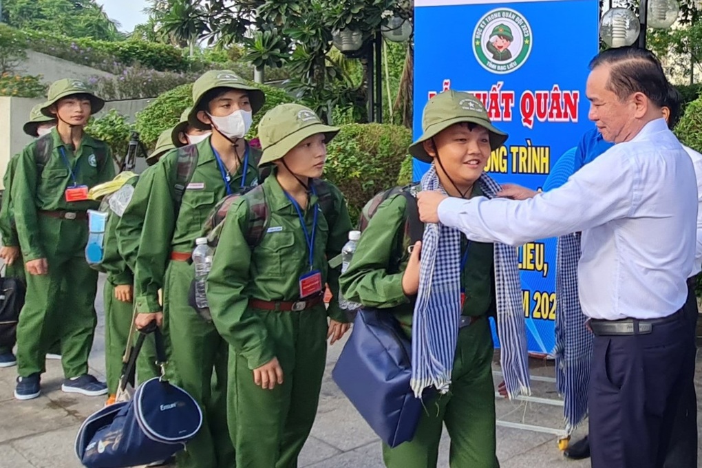 Mẹ hôn chiến sĩ nhí thắm thiết, tiễn vào học kỳ trong quân đội - 2 Mẹ hôn chiến sĩ nhí thắm thiết, tiễn vào học kỳ trong quân đội - 2