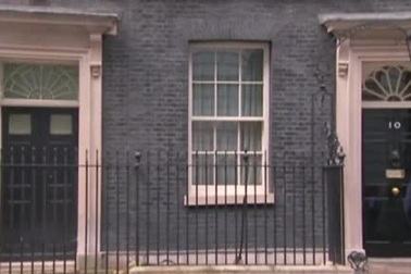 Thủ tướng Anh ngân nga hát sau khi công bố ngày từ chức