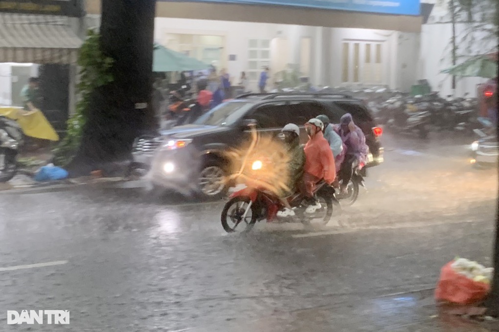 TPHCM bất ngờ xuất hiện mưa đá ở khu vực trung tâm - 1 TPHCM bất ngờ xuất hiện mưa đá ở khu vực trung tâm - 1