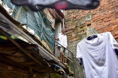 Sống khổ ở phố cổ: Căn nhà 30 năm trên nóc… nhà vệ sinh tập thể