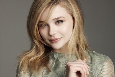 Bạn gái Brooklyn Beckham từng ao ước thân hình “ngực tấn công, mông phòng thủ”