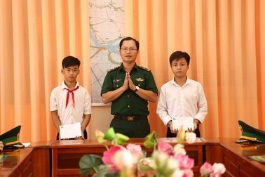 Bộ đội Biên phòng trao 42 suất học bổng cho học sinh nghèo biên giới