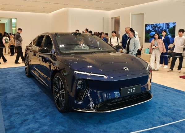 ក្រុមហ៊ុនរថយន្តចិនត្រូវបានចោទប្រកាន់ពីបទឆបោកក្នុងការធ្វើតេស្តប្រៀបធៀបជាមួយក្រុមហ៊ុន Maybach - ១ Hãng xe Trung Quốc bị tố gian lận trong bài thử nghiệm so sánh với Maybach - 1