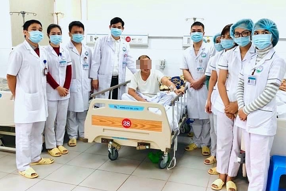 Đang đi đường gặp đàn trâu đuổi nhau, người đàn ông bị húc ngã đập đầu - 2 Đang đi đường gặp đàn trâu đuổi nhau, người đàn ông bị húc ngã đập đầu - 2