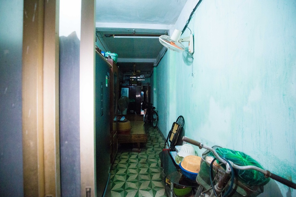 Sống khổ ở phố cổ Hà Nội: Căn nhà 9m2 là lối đi chung của 6 hộ dân khác - 6 Sống khổ ở phố cổ Hà Nội: Căn nhà 9m2 là lối đi chung của 6 hộ dân khác - 6