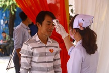 Đo thân nhiệt khách tham dự đám cưới có chú rể Hàn Quốc