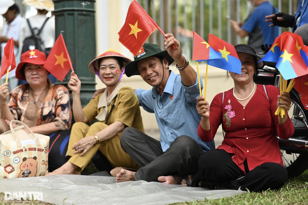 Người dân đổ về trung tâm TPHCM chờ xem diễu binh đại lễ 30/4 - 3 Người dân đổ về trung tâm TPHCM chờ xem diễu binh đại lễ 30/4 - 3