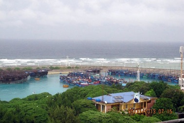 Trường Sa căng mình chống bão