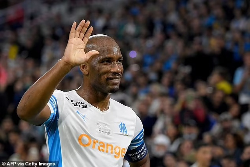 Choáng với bụng mỡ của cựu sao Arsenal sau một tháng giải nghệ - 3