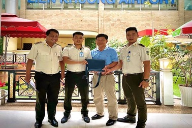 Khách đãng trí bỏ quên hơn nửa tỷ đồng ở sân bay