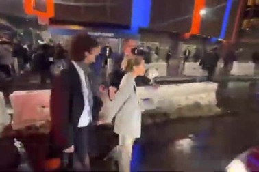 Sienna Miller và Oli Green sành điệu ra phố