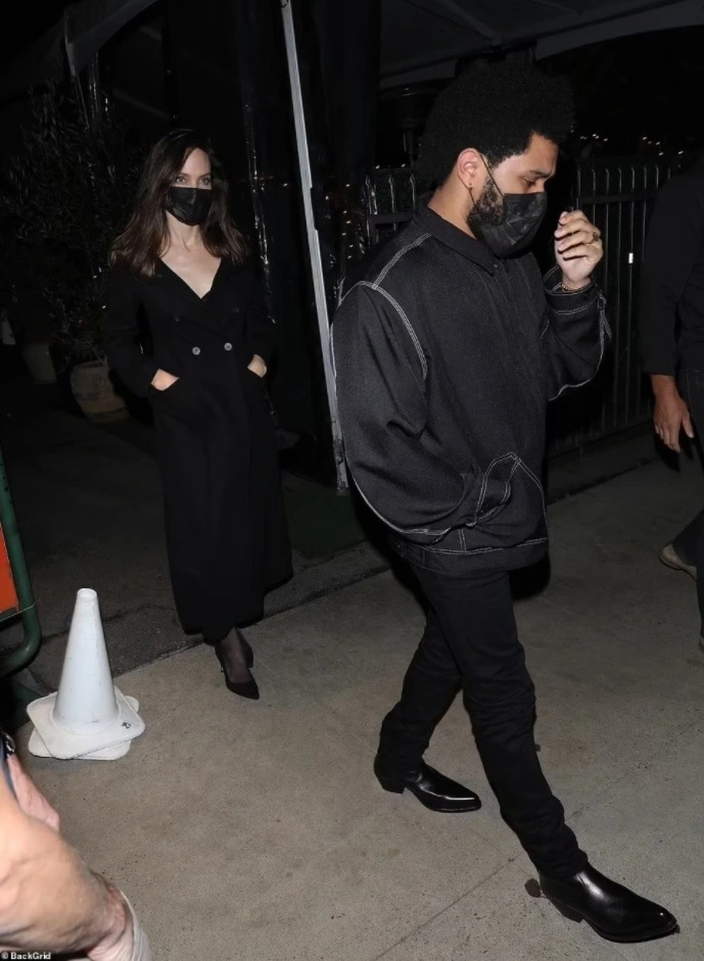 Tình trẻ xuất hiện ngực trần bên Brad Pitt trong dịp năm mới - 4 Tình trẻ xuất hiện ngực trần bên Brad Pitt trong dịp năm mới - 4