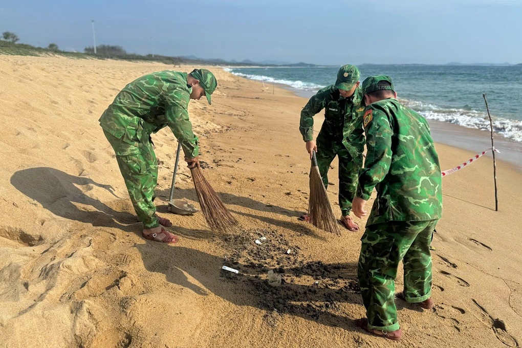 Váng dầu đen kịt bám vào chân người dân, du khách khi tắm biển - 2 Váng dầu đen kịt bám vào chân người dân, du khách khi tắm biển - 2