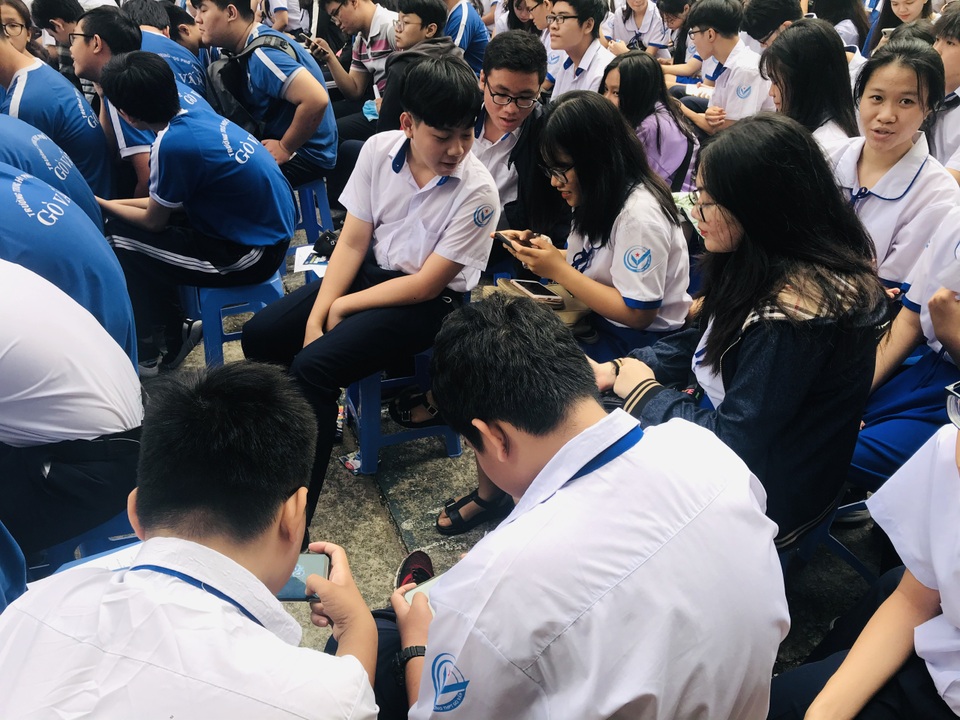 Smartphone làm tê liệt học trò - 3 Smartphone làm tê liệt học trò - 3