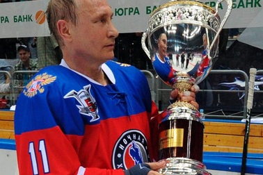Tổng thống Putin trổ tài chơi khúc côn cầu trên băng