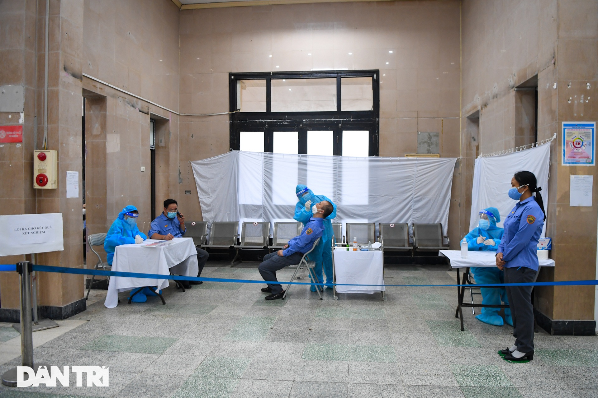 Hà Nội đón chuyến tàu khách đầu tiên đến từ Hải Phòng sau giãn cách - 1