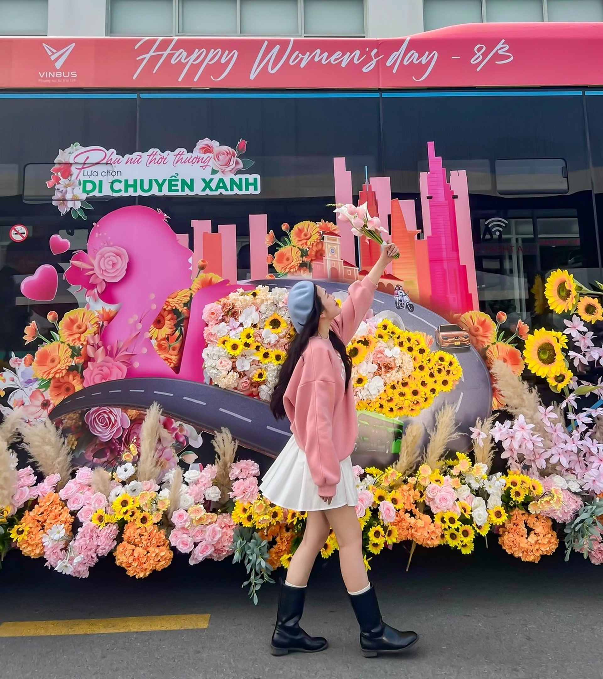 Nhiều khách hàng nữ bất ngờ khi được tặng quà 8/3 trên xe VinBus - 4