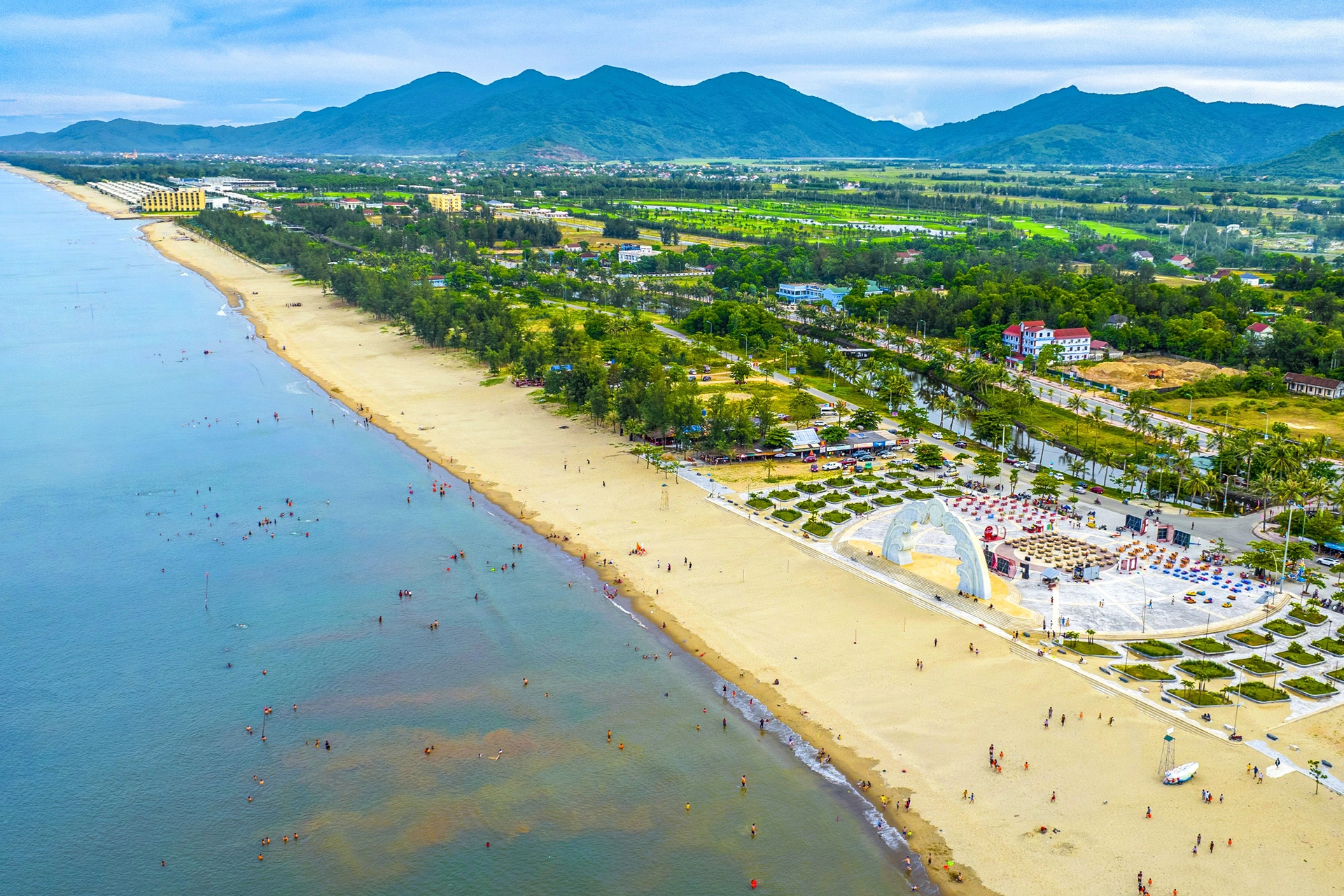 Bên trong bãi biển sung sướng, một thời nhộn nhịp ở miền Trung - 1 Bên trong bãi biển sung sướng, một thời nhộn nhịp ở miền Trung - 1