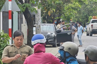 Thi thể cô gái trong cốp ô tô ở TPHCM: Người mẹ 2 lần cố mở cốp xe