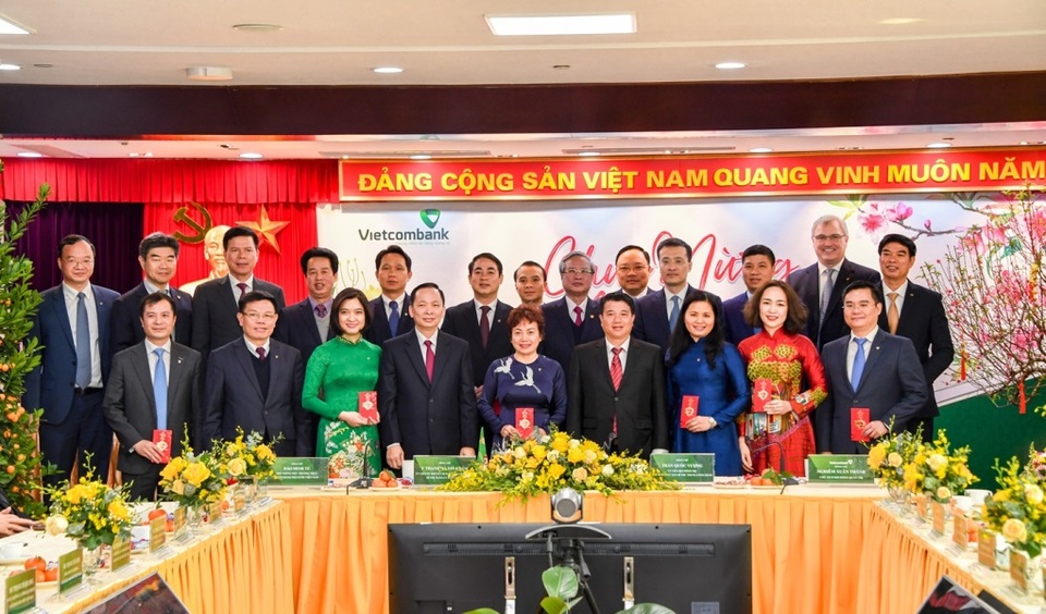 Ông Trần Quốc Vượng thăm và chúc Tết tại Vietcombank - 1 Ông Trần Quốc Vượng thăm và chúc Tết tại Vietcombank - 1