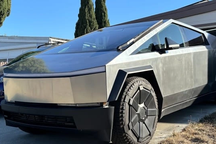 Chủ xe Tesla Cybertruck than phiền xe có dấu hiệu gỉ sau vài ngày dầm mưa