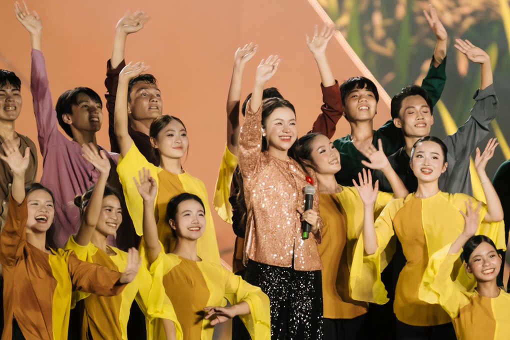 តារាចម្រៀង Vu Thuy Linh រំជួលចិត្តពេលច្រៀងអំពីស្រុកកំណើតនៅឯការប្រគុំតន្ត្រីដែលមានអ្នកទស្សនា 30,000 - 1 Ca sĩ Vũ Thùy Linh xúc động khi hát về quê hương ở hòa nhạc 30.000 khán giả - 1