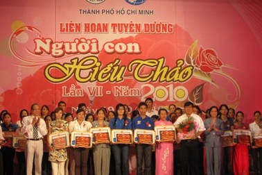 Tôn vinh 341 gương hiếu thảo