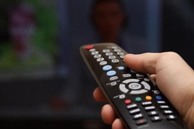 Mẹo đơn giản để sử dụng điều khiển TV chỉ với một viên pin