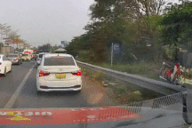 Người đi xe máy bị ngã nhào vì lỗi khi mở cửa ô tô nhiều người Việt mắc phải