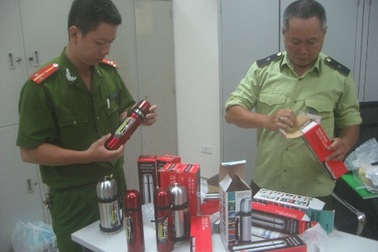 Phát hiện phích nước “nghi vấn” có "chất lạ" tại phố Hàng Khoai 