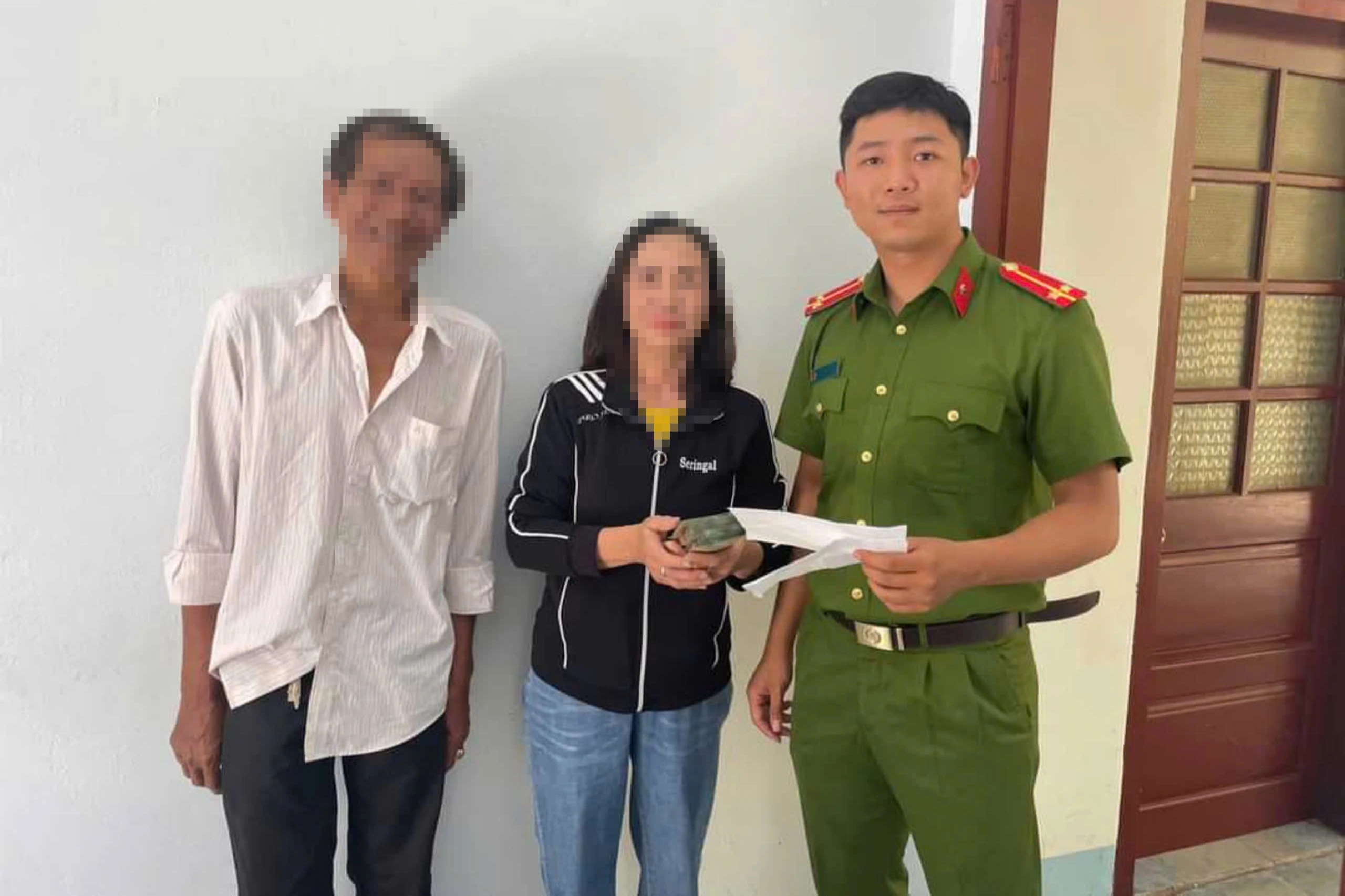 Omylem jsem vložil více než 100 milionů VND do... kufru auta někoho jiného - 1 Cất nhầm hơn 100 triệu đồng vào... cốp xe người khác - 1