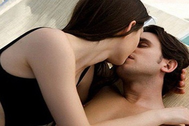 Hot girl bẽ bàng vì bị vạch mặt ngoại tình với bạn thân của người yêu giữa buổi tiệc