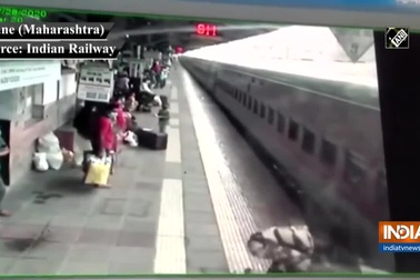 Nhân viên nhà ga cứu hành khách suýt bị tàu hỏa cuốn