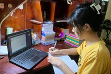 Ngày đầu học online, thầy trò ở TPHCM bị "treo" liên tục