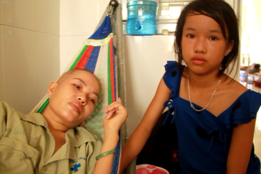 Mẹ sắp vĩnh biệt cõi trần, hai con thơ mờ mịt tương lai