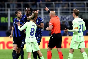 Cầu thủ Barcelona phản ứng gây sốc, suýt ẩu đả với hậu vệ Inter Milan