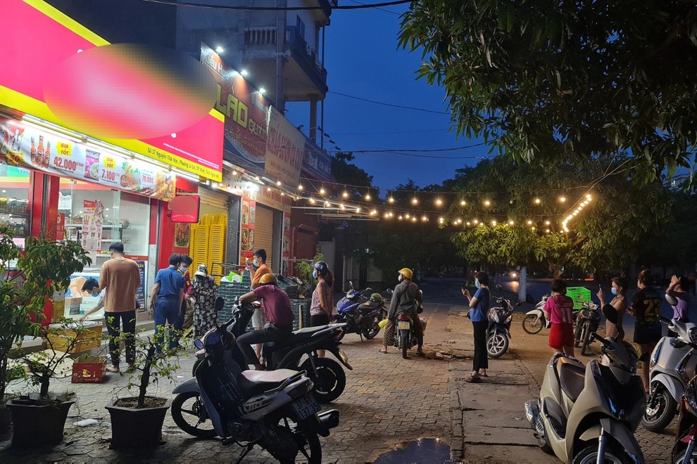 Trước giờ G phát thẻ đi chợ, người dân xếp hàng mua đồ tích trữ - 7 Trước giờ G phát thẻ đi chợ, người dân xếp hàng mua đồ tích trữ - 7
