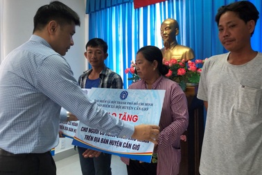 BHXH TPHCM tặng sổ BHXH, thẻ BHYT cho người dân Cần Giờ