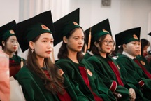 Bộ lễ phục ấn tượng của sinh viên kinh tế trong ngày tốt nghiệp