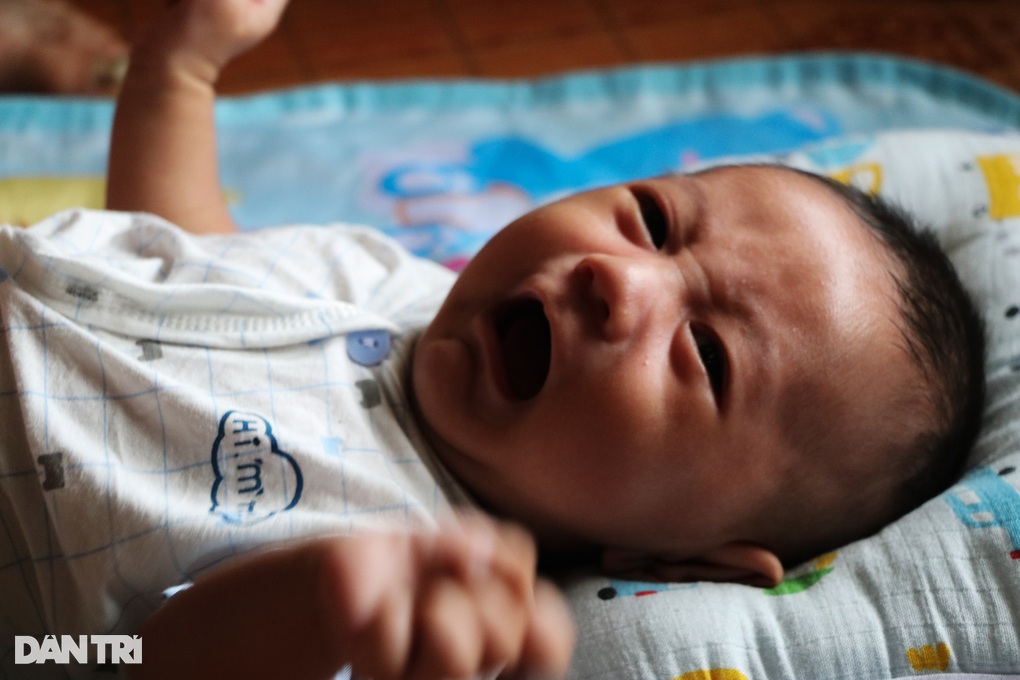 Mẹ khiếm thị phù não, bé 2 tháng tuổi khản cổ khóc đòi sữa - 2 Mẹ khiếm thị phù não, bé 2 tháng tuổi khản cổ khóc đòi sữa - 2